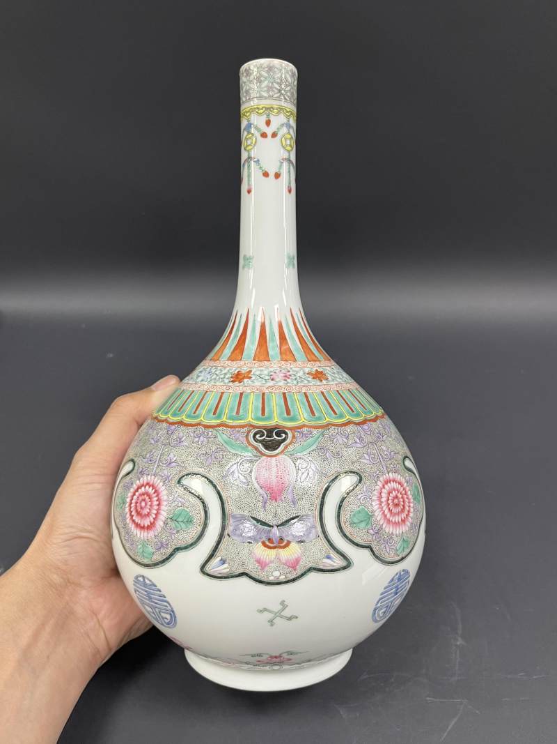 民国 仿康熙粉彩如意云头花蝶万寿纹胆瓶 - 图2