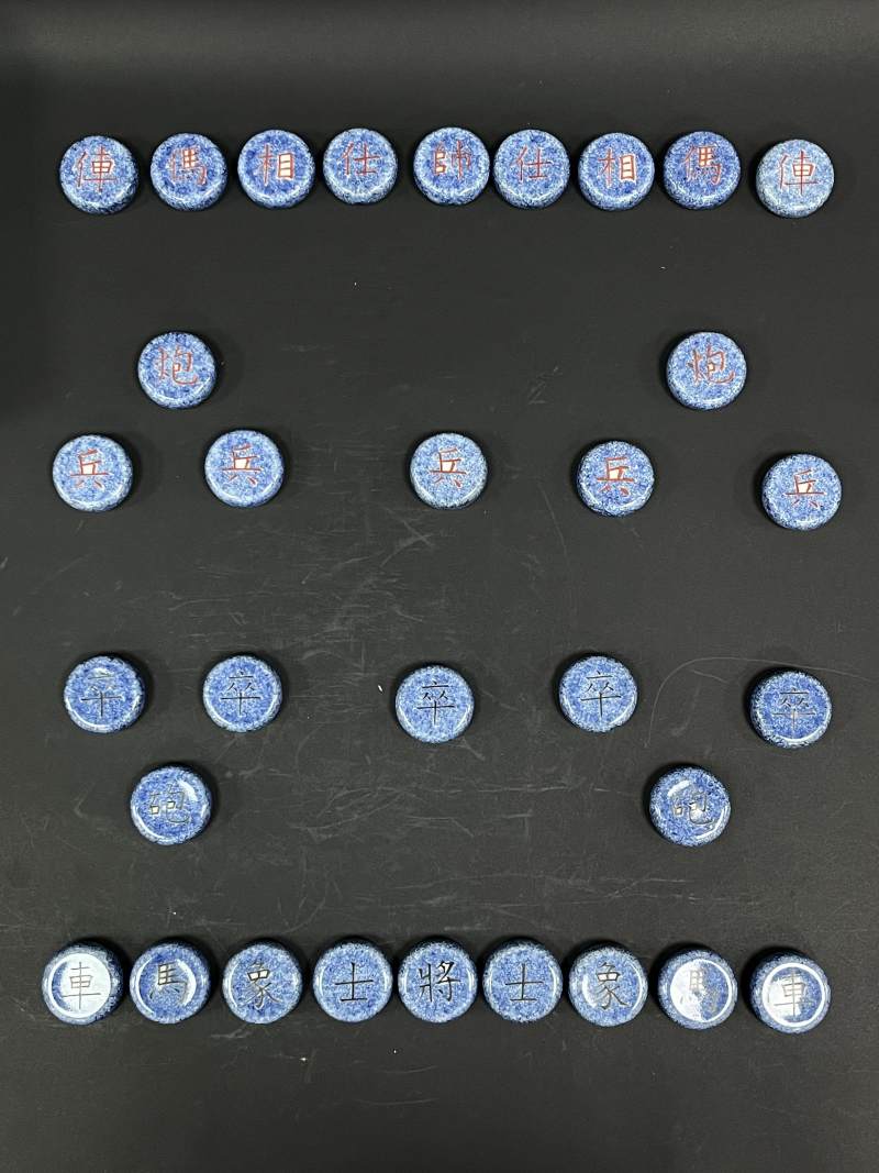 清中期 青花矾红墨彩象棋一套 - 图2