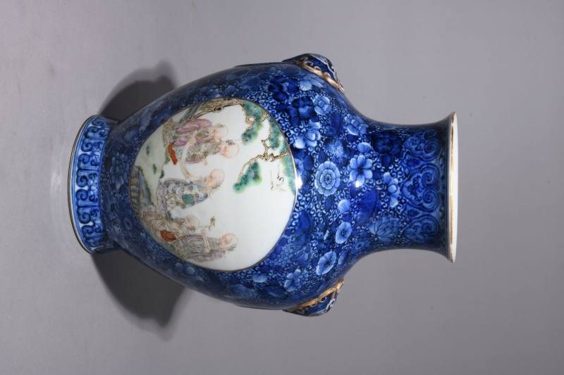 民国 青花百花开光粉彩人物纹铺首尊 - 图3