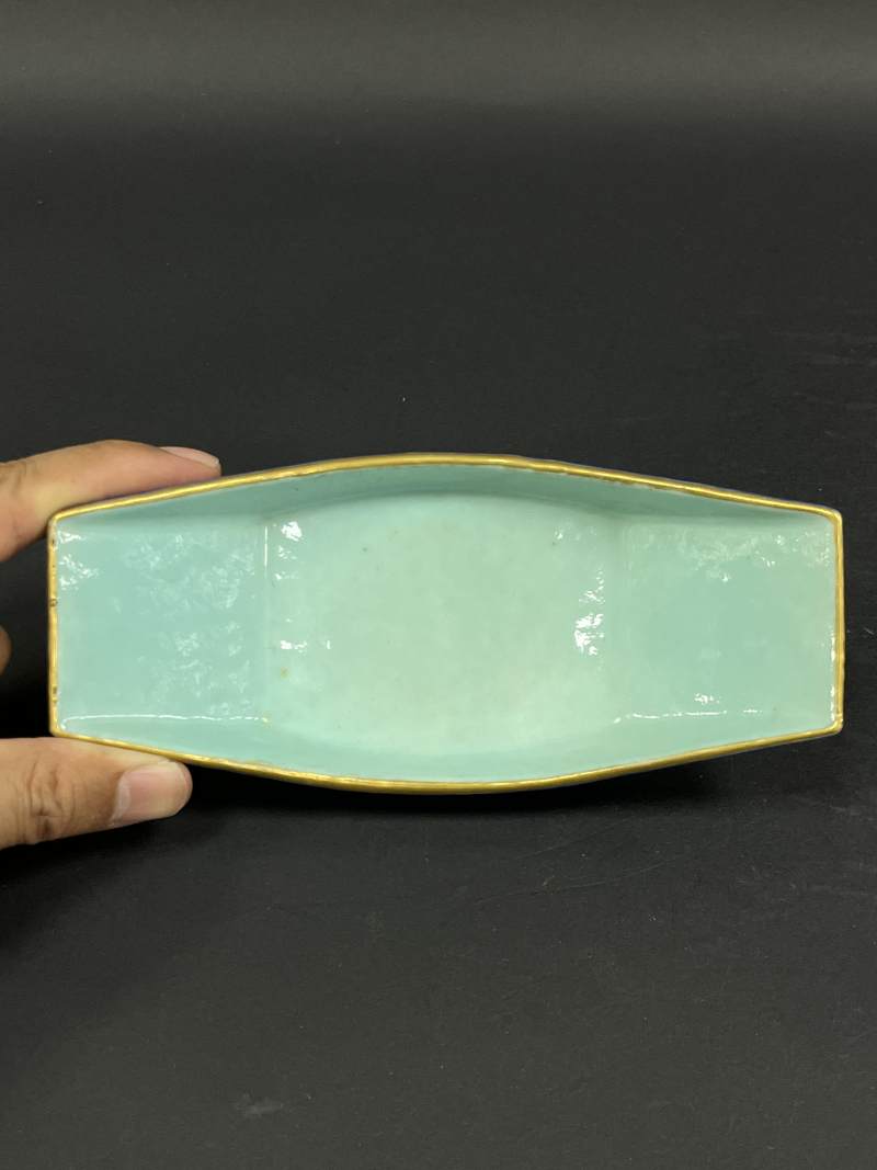 清嘉庆 蓝地洋彩缠枝莲纹茶船八只 - 图19