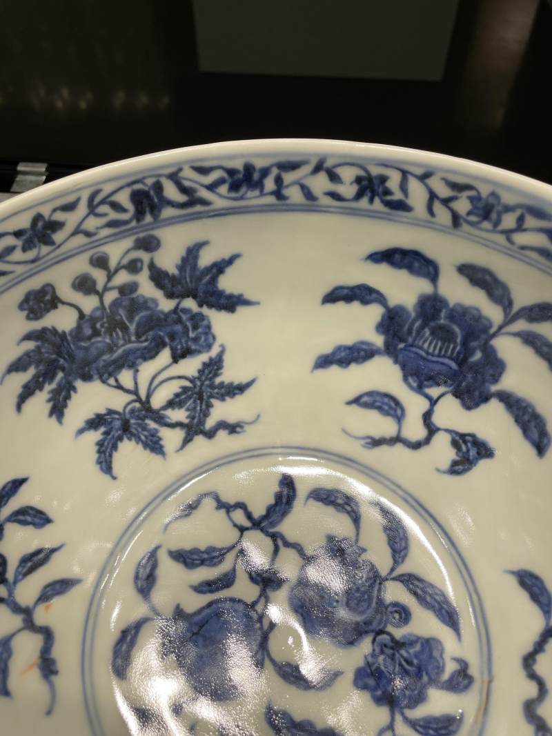 明宣德 青花内折枝花果纹外缠枝花卉纹大碗 - 图11