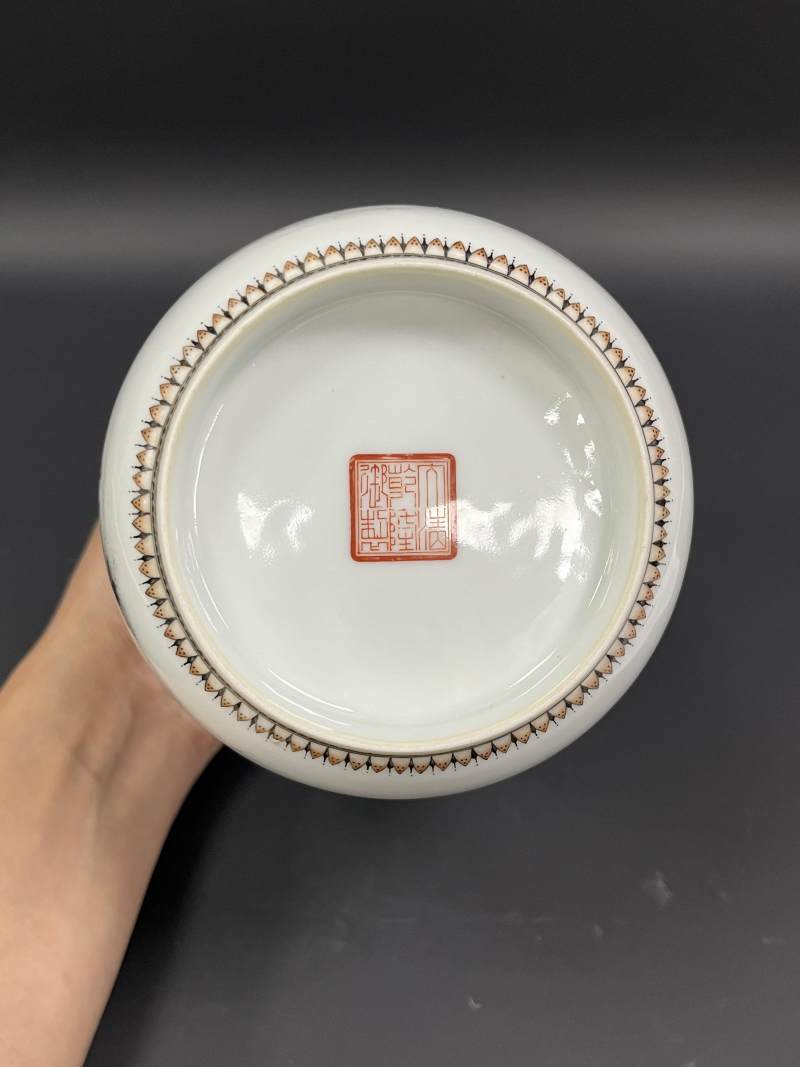 民国 周湘甫风格矾红墨彩罗汉图灯笼瓶一对 - 图26