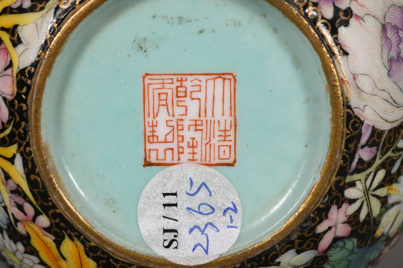 清晚期 墨地粉彩百花锦纹水丞、花觚各一件 - 图3