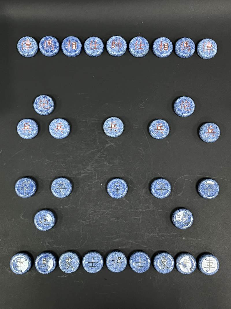 清中期 青花矾红墨彩象棋一套 - 图3