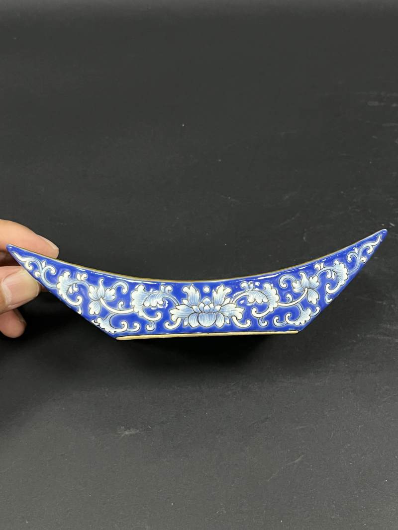 清嘉庆 蓝地洋彩缠枝莲纹茶船八只 - 图20