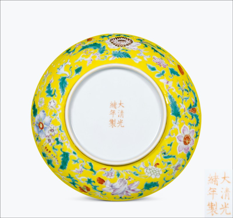 清光绪 内矾红五蝠纹外黄地洋彩花卉纹盘