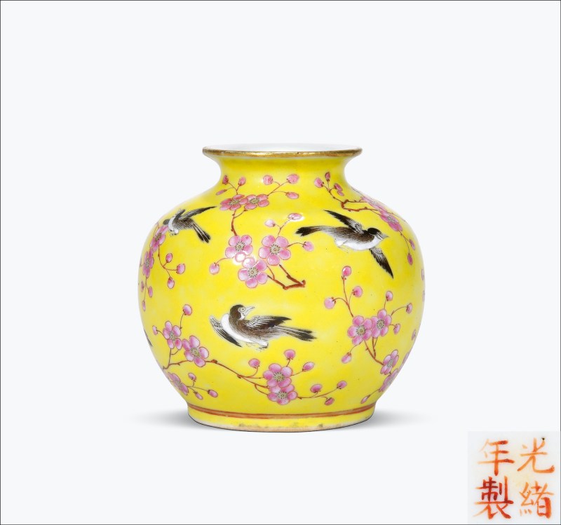 清光绪 黄地粉彩喜鹊登梅图石榴尊