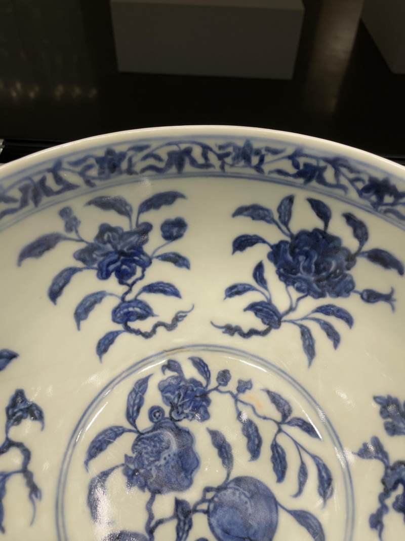 明宣德 青花内折枝花果纹外缠枝花卉纹大碗 - 图12