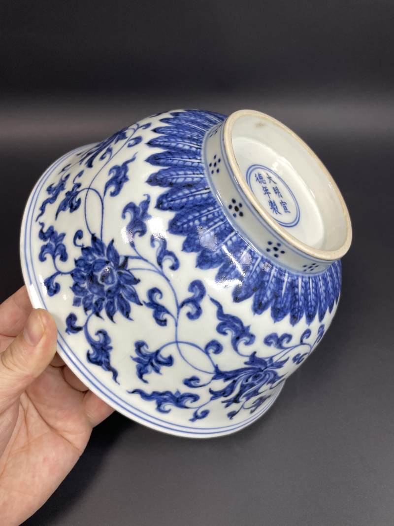 明宣德 青花缠枝花卉纹大碗 - 图12