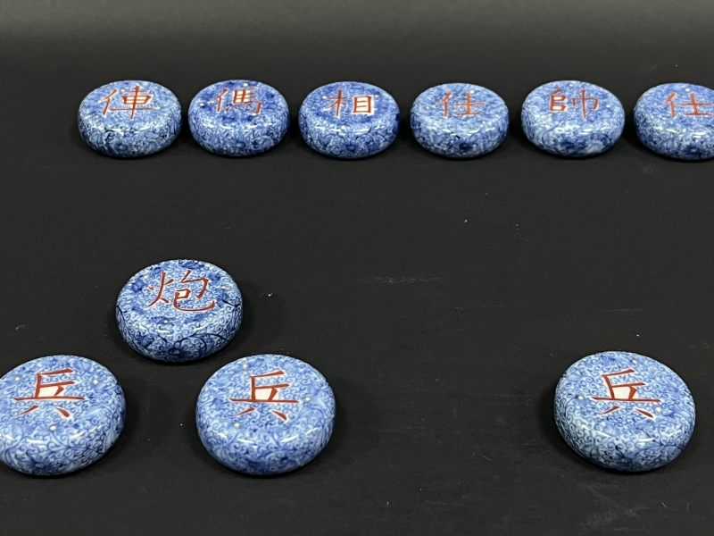 清中期 青花矾红墨彩象棋一套 - 图4