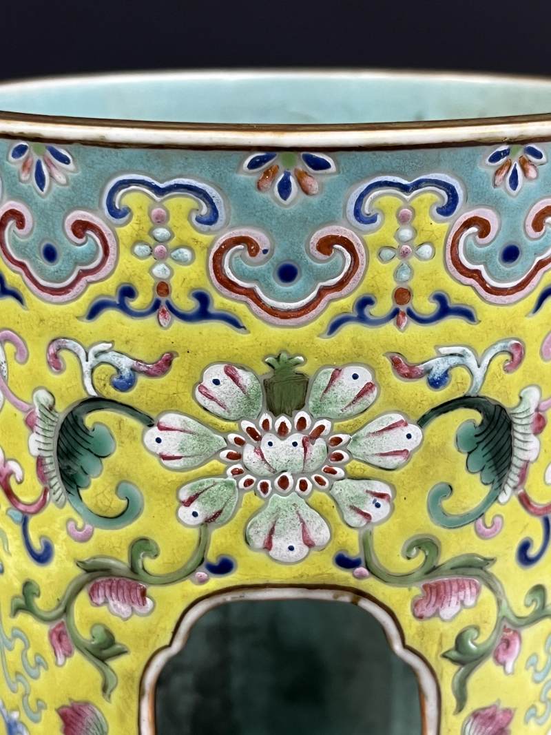 清道光 黄地洋彩缠枝莲福寿绵长图帽筒一对 - 图13
