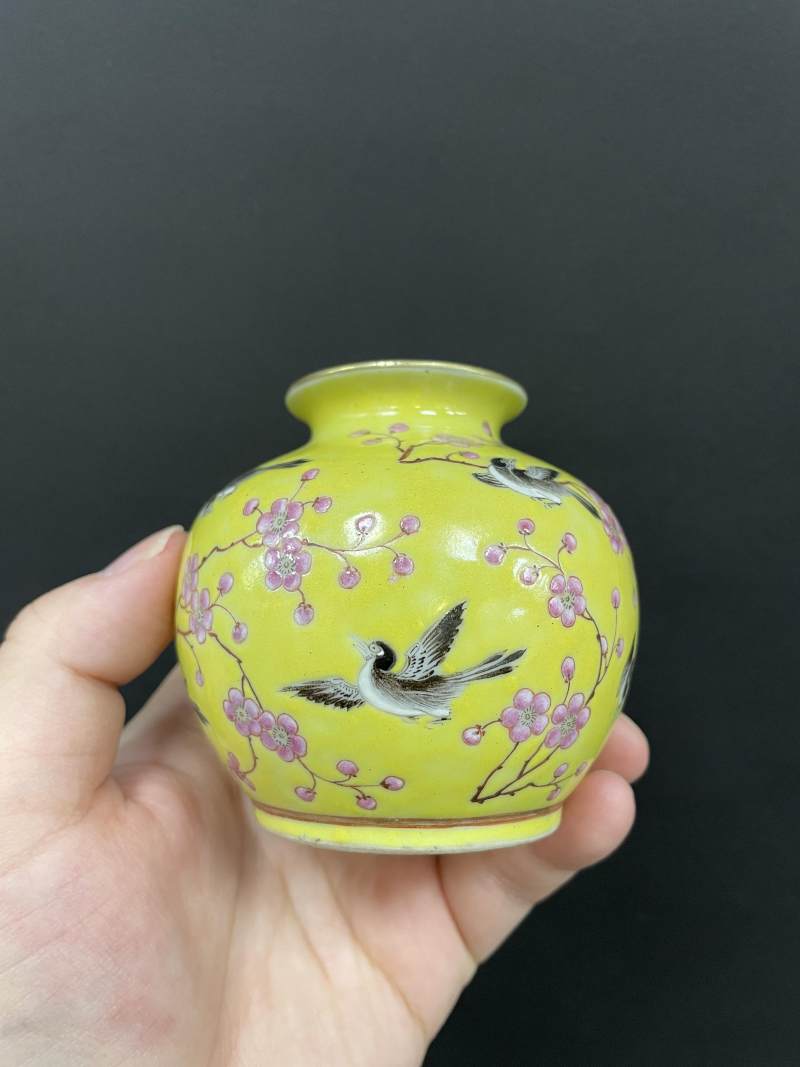 清光绪 黄地粉彩喜鹊登梅图石榴尊 - 图2