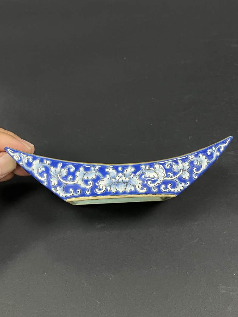 清嘉庆 蓝地洋彩缠枝莲纹茶船八只 - 图22