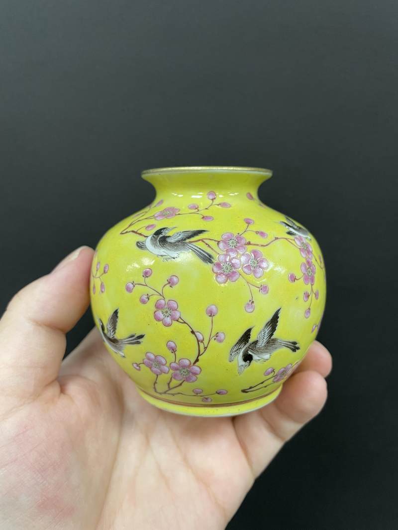 清光绪 黄地粉彩喜鹊登梅图石榴尊 - 图3