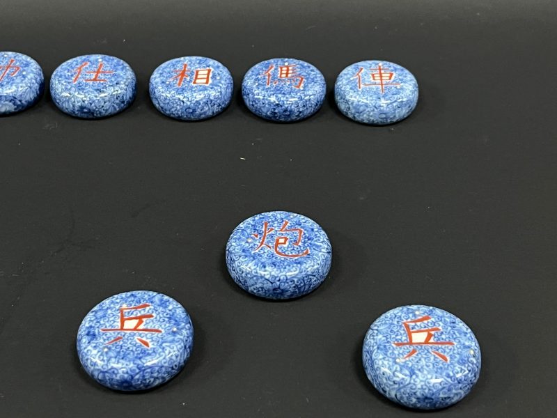 清中期 青花矾红墨彩象棋一套 - 图5