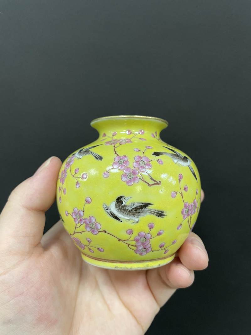清光绪 黄地粉彩喜鹊登梅图石榴尊 - 图4