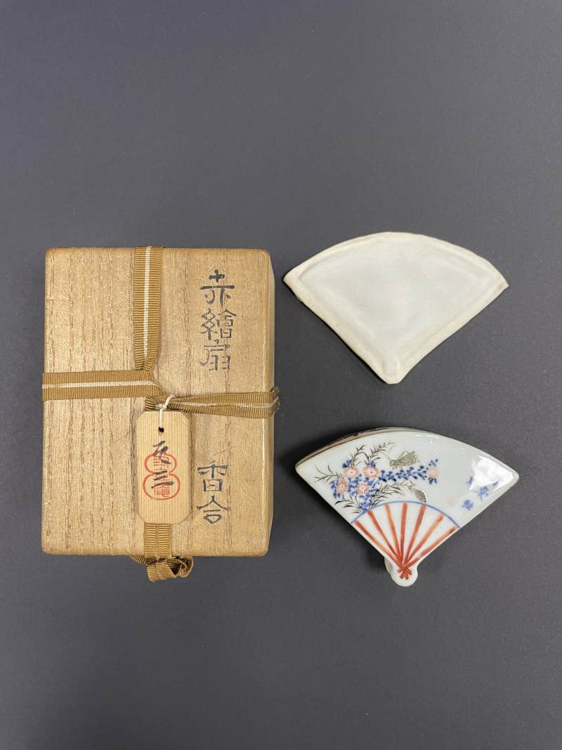 清康熙 青花五彩花虫诗文扇形盒 - 图3