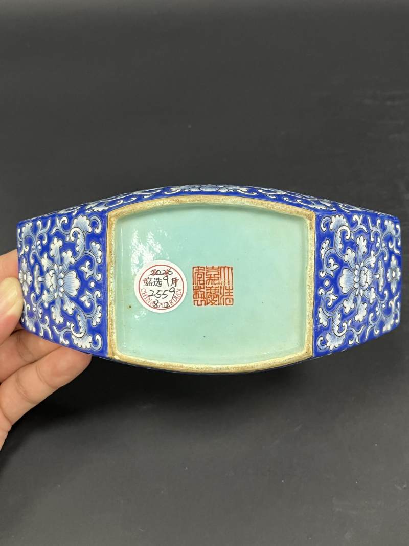 清嘉庆 蓝地洋彩缠枝莲纹茶船八只 - 图24