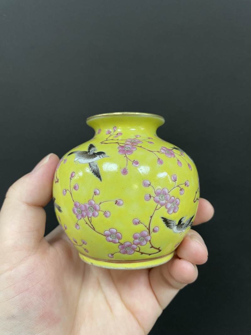 清光绪 黄地粉彩喜鹊登梅图石榴尊 - 图5