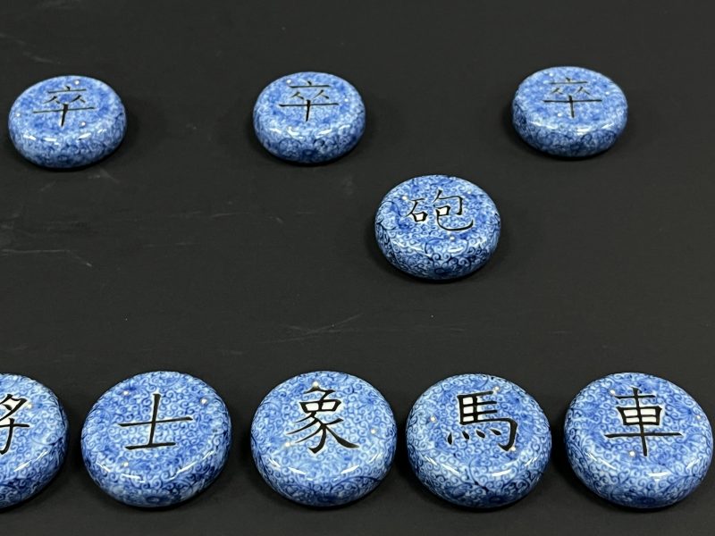 清中期 青花矾红墨彩象棋一套 - 图7