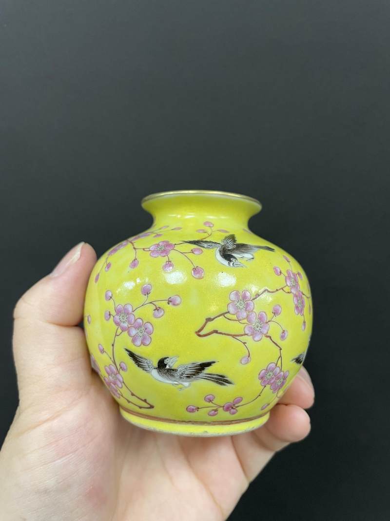 清光绪 黄地粉彩喜鹊登梅图石榴尊 - 图6