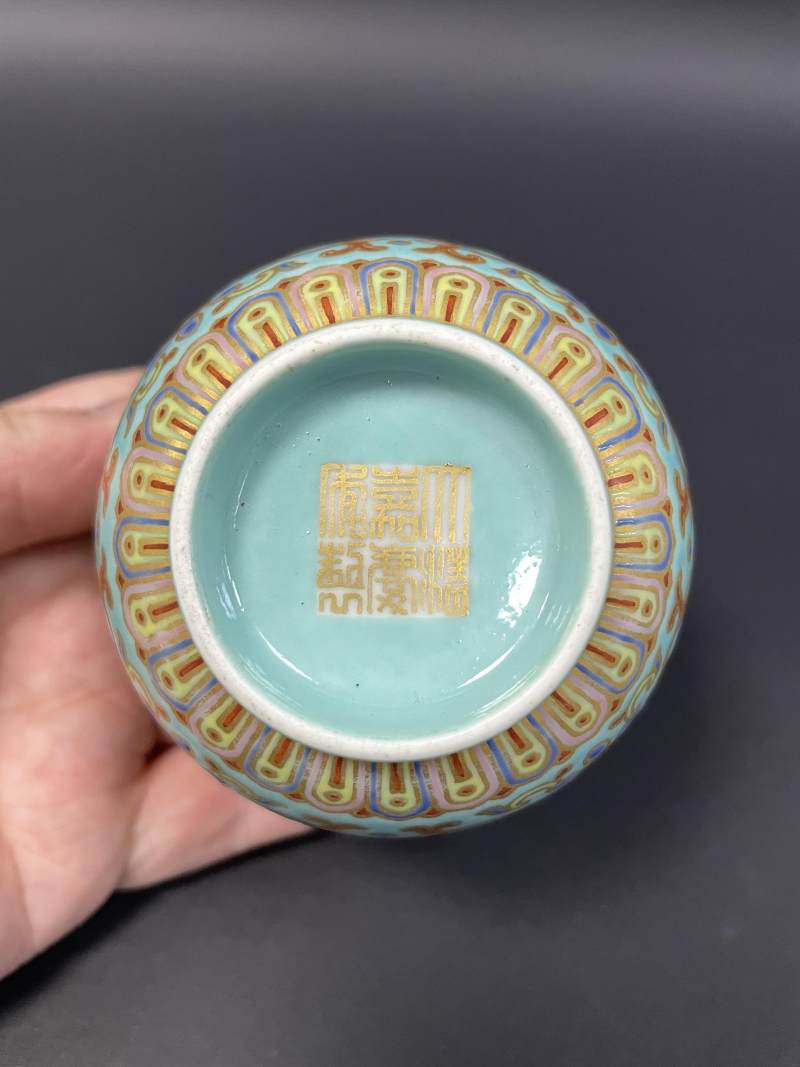 清嘉庆 松石绿地洋彩仿掐丝珐琅缠枝莲福寿纹盖杯 - 图7