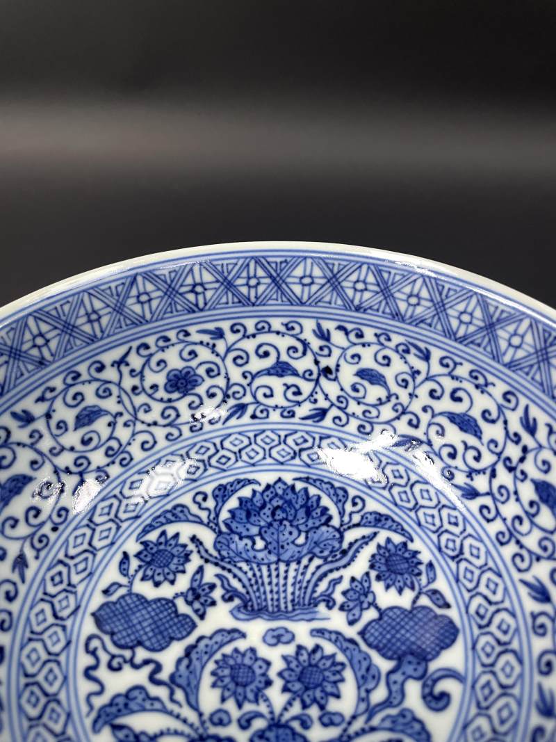 清嘉庆 仿明青花内荷塘图外缠枝苜蓿花卉纹碗 - 图8