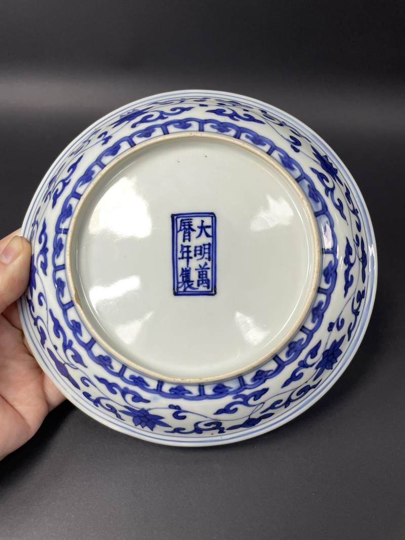 明万历 青花内岁寒三友图外缠枝莲纹盘 - 图8