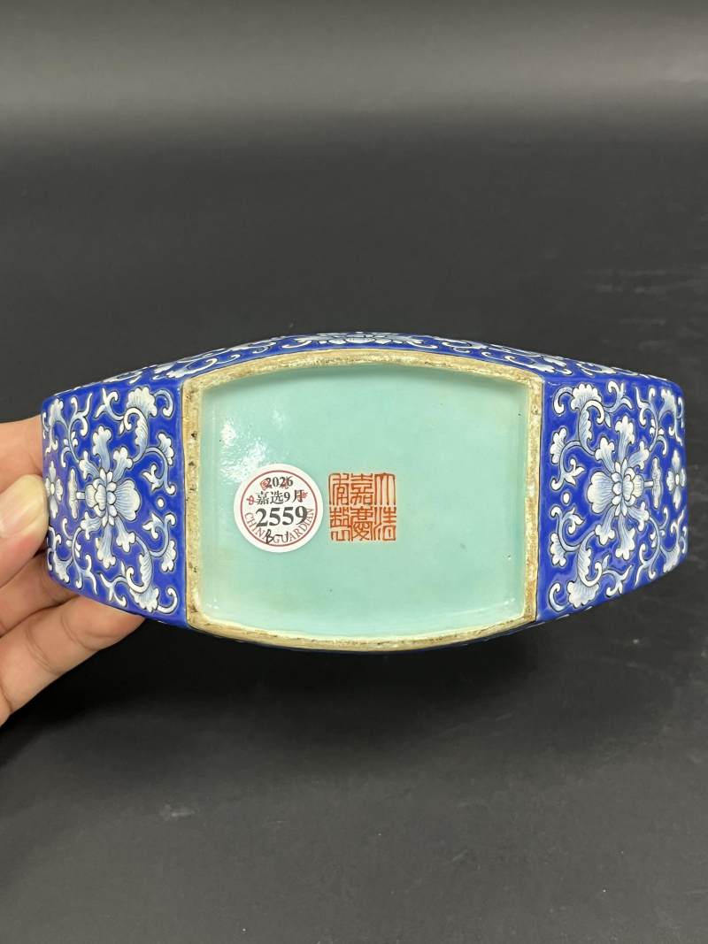 清嘉庆 蓝地洋彩缠枝莲纹茶船八只 - 图32
