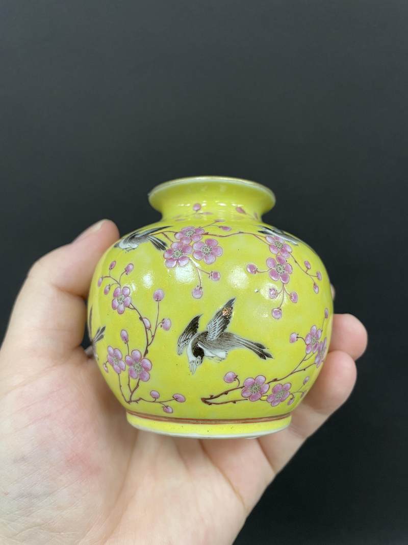 清光绪 黄地粉彩喜鹊登梅图石榴尊 - 图7