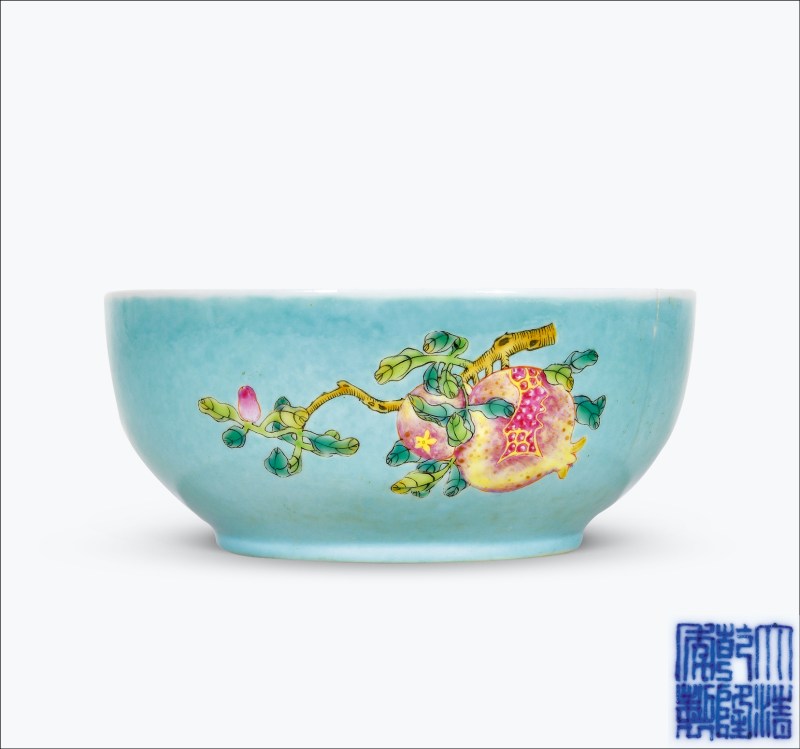 清乾隆 松石绿地粉彩三多纹墩式碗