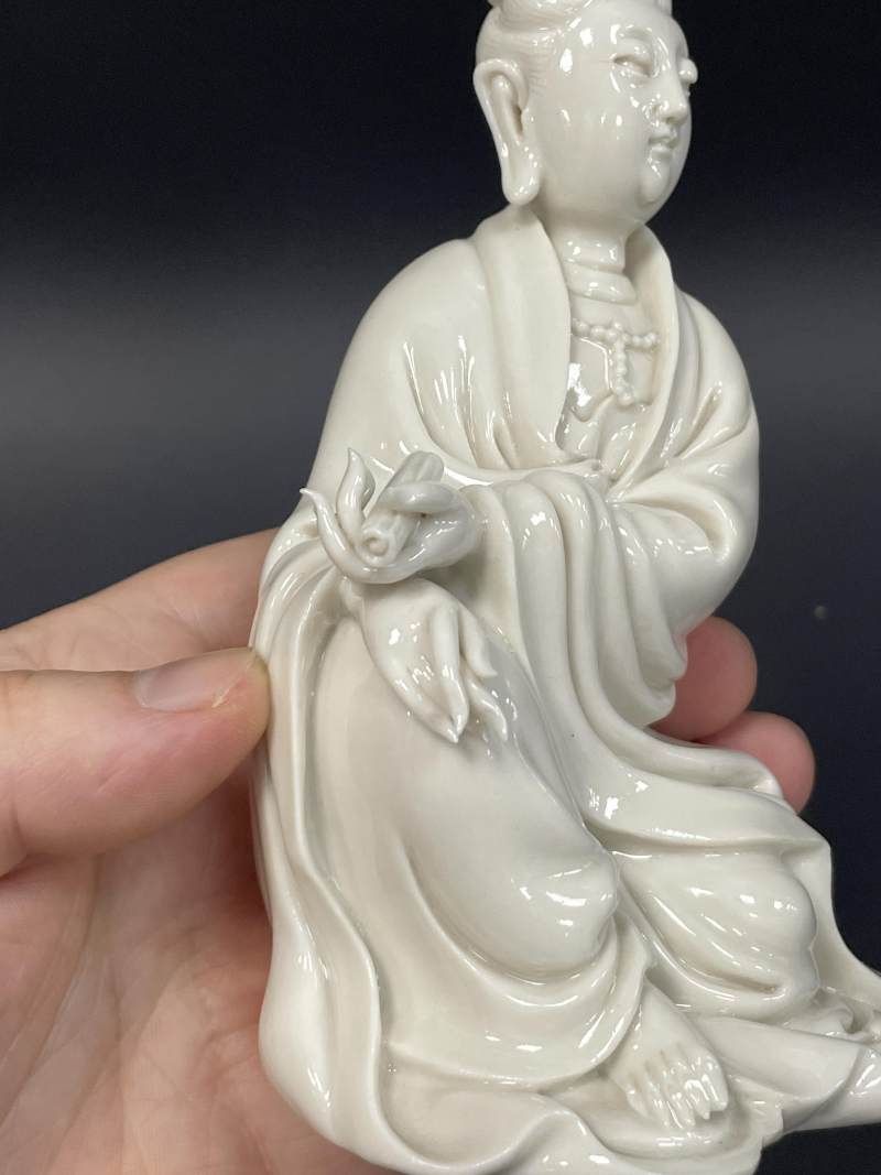 清早期 德化窑白釉持卷观音像、罗汉像各一尊 - 图15
