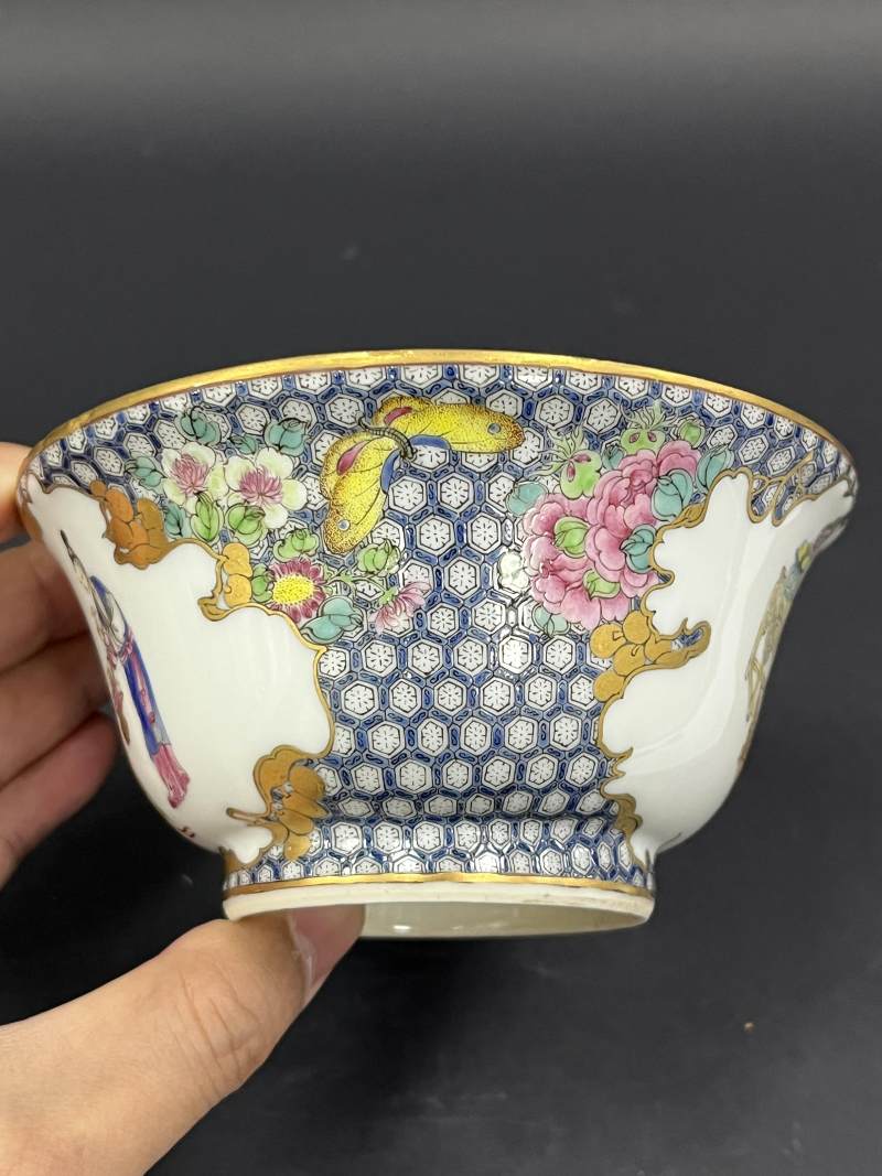 清雍正 广珐琅彩锦地蝶恋花开光教子图茶碗 - 图5