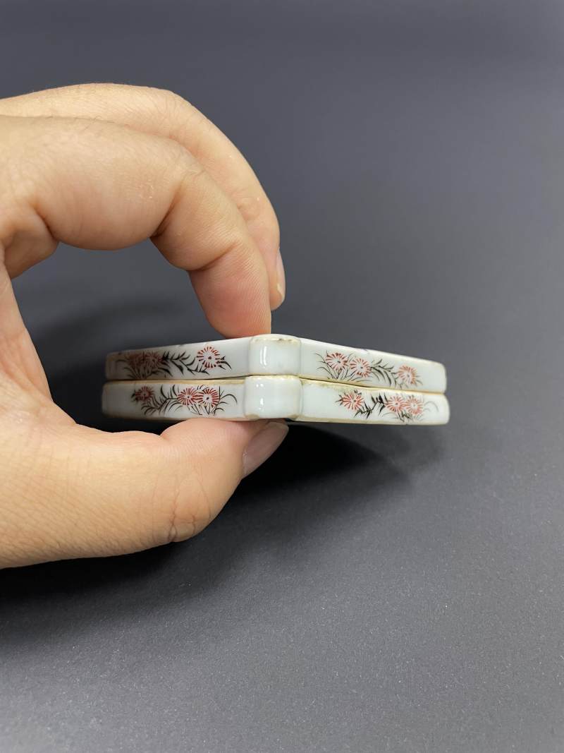 清康熙 青花五彩花虫诗文扇形盒 - 图9