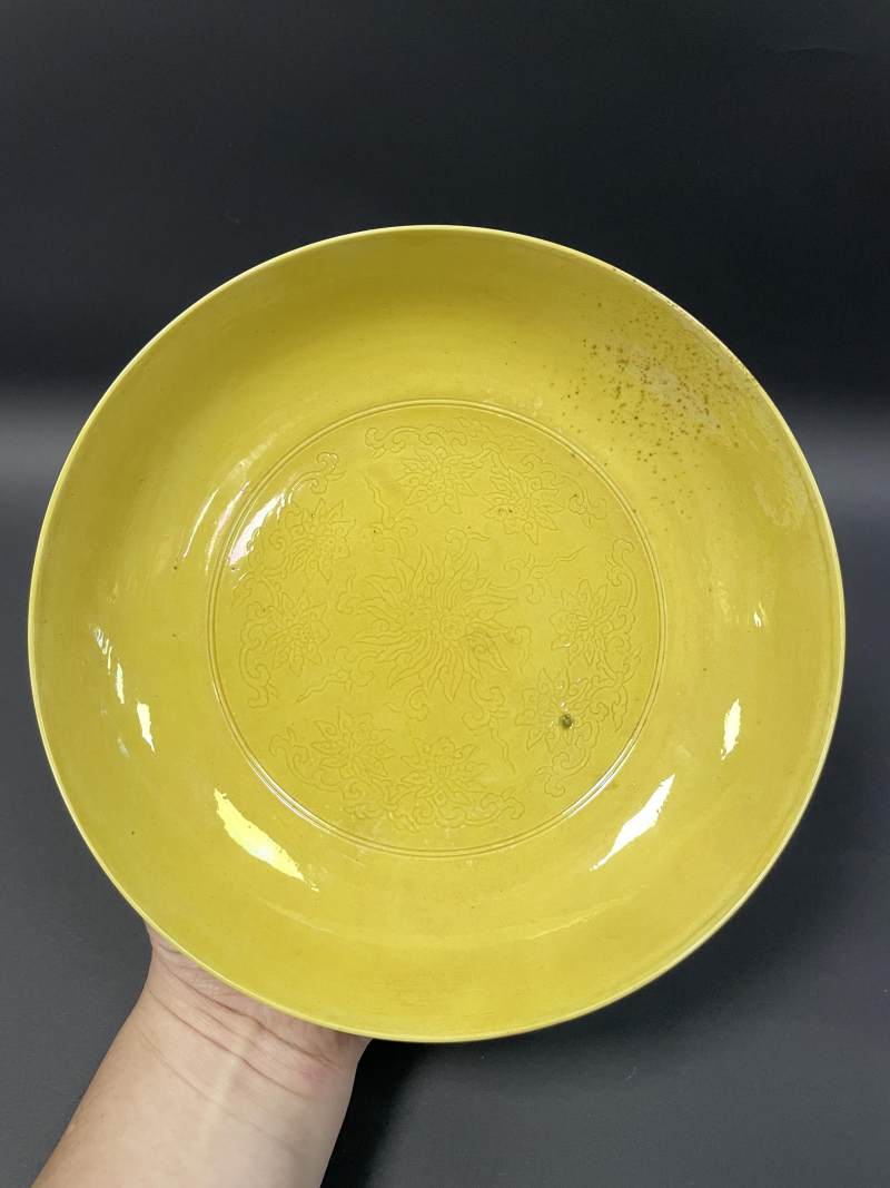 清雍正 黄釉暗刻并蒂莲纹盘 - 图2
