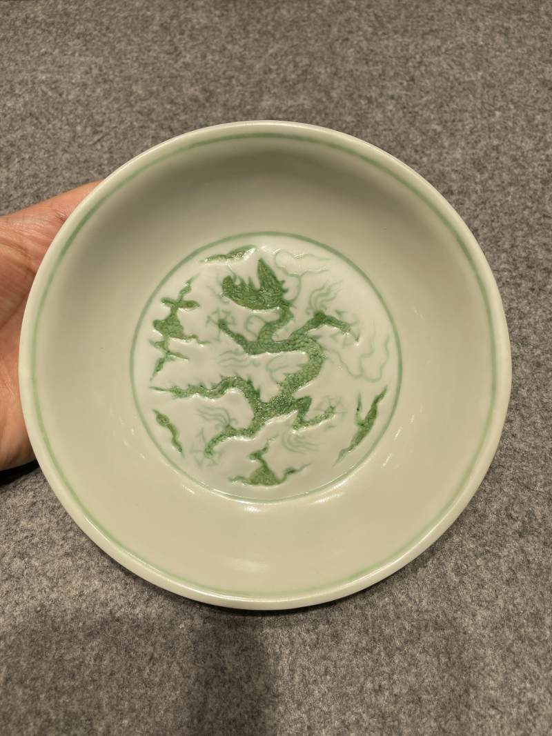 明弘治 刻填绿彩云龙纹盘 - 图2