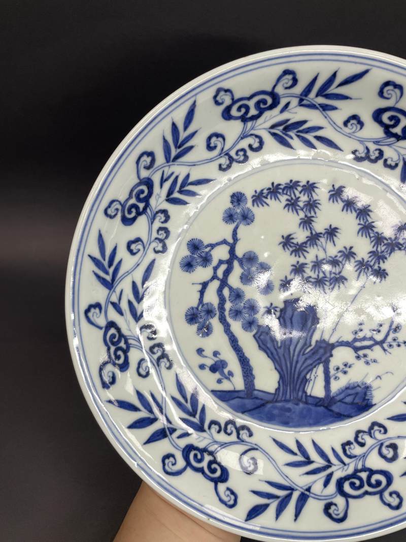 清康熙 仿宣德青花缠枝灵芝开光岁寒三友图大盘 - 图3