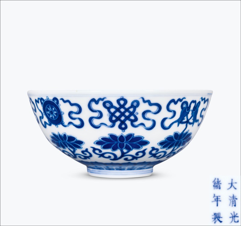 清光绪 青花缠枝莲托八宝纹碗