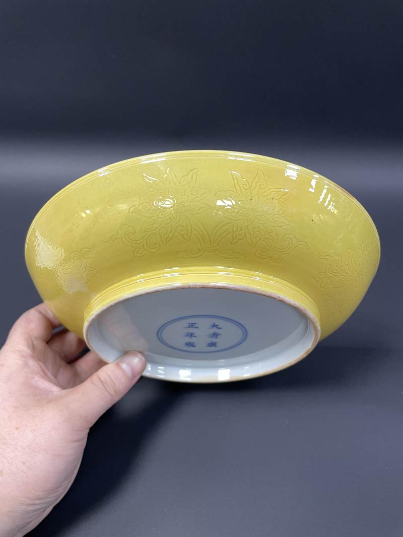 清雍正 黄釉暗刻并蒂莲纹盘 - 图4