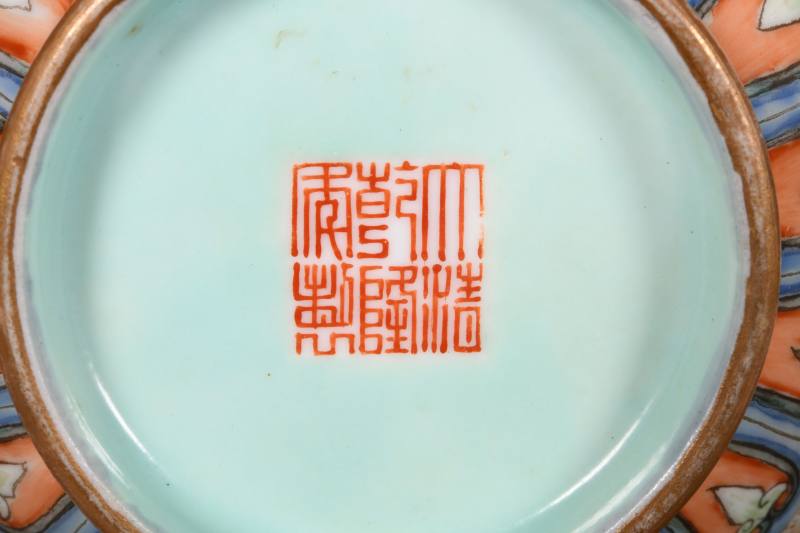 民国 粉彩锦地缠枝花卉纹蒜头瓶 - 图4