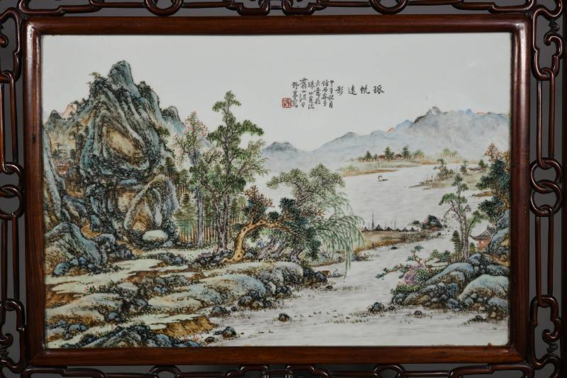 民国 汪野亭款粉彩“孤帆远影”山水人物纹瓷板座屏 - 图3