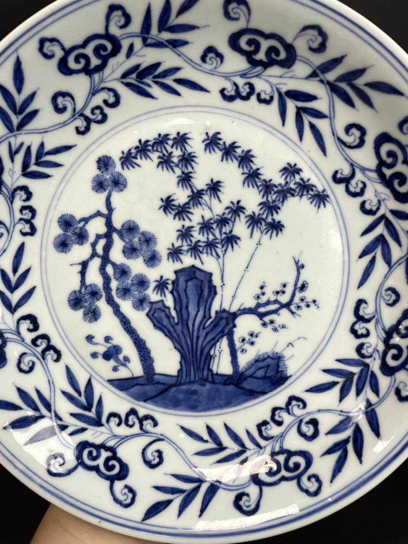 清康熙 仿宣德青花缠枝灵芝开光岁寒三友图大盘 - 图5