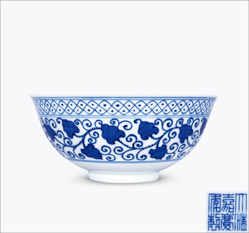 清嘉庆 仿明青花内荷塘图外缠枝苜蓿花卉纹碗 - 图1