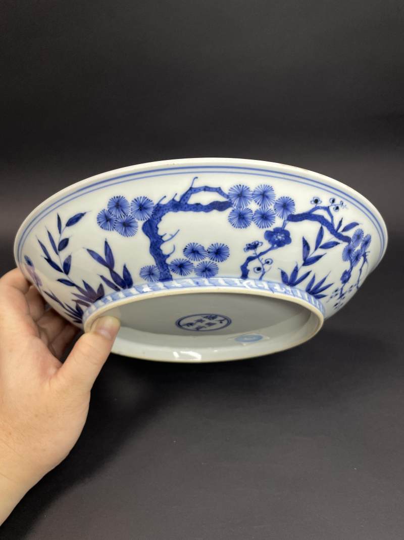 清康熙 仿宣德青花缠枝灵芝开光岁寒三友图大盘 - 图6