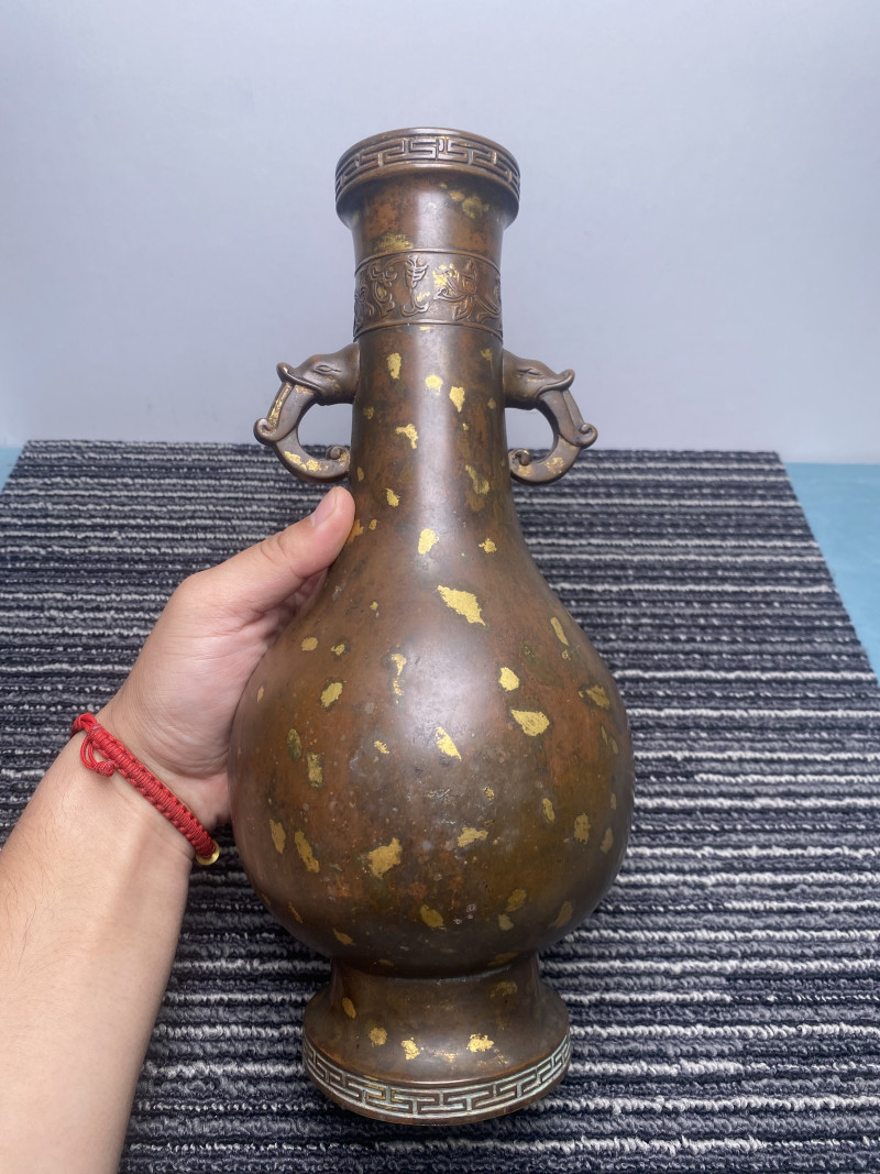 清乾隆 铜宫廷洒金象耳瓶 - 图8