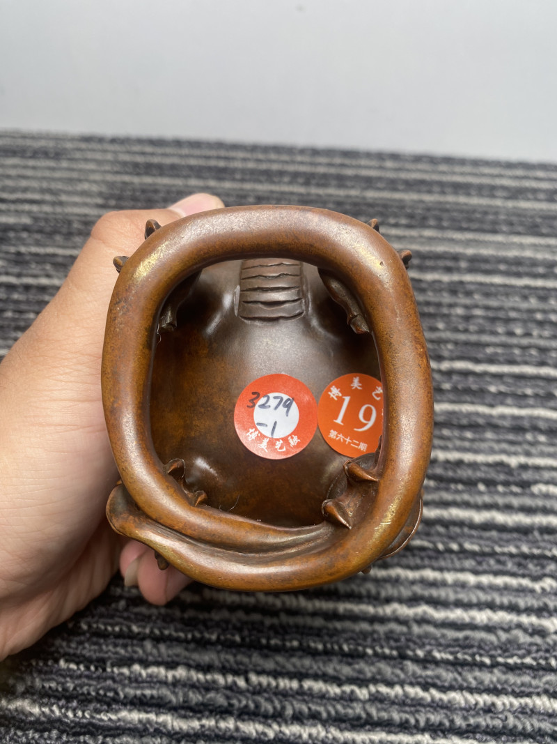 清乾隆 铜宫廷甪端一对 - 图30