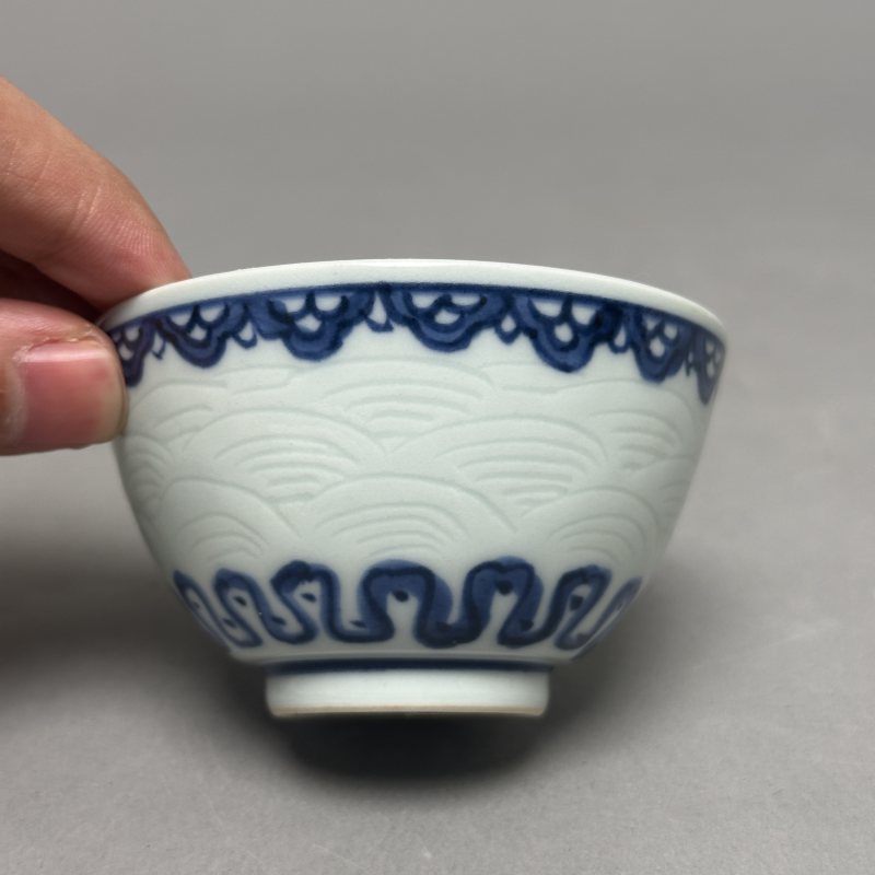 清中期 青花如意暗刻海水纹茶圆 - 图6