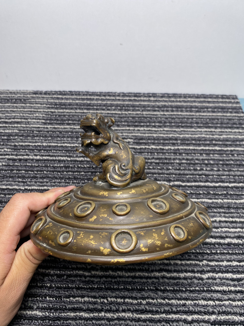 清乾隆 铜洒金象耳蕉叶纹狮钮瓶 - 图21