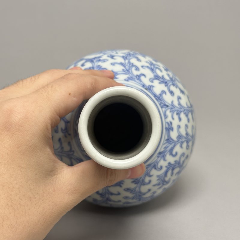 清中期 青花线描缠枝莲纹天球瓶 - 图3