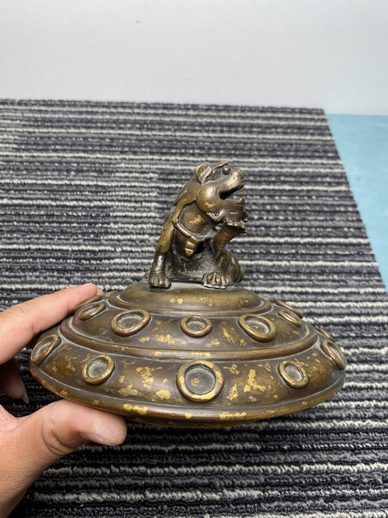 清乾隆 铜洒金象耳蕉叶纹狮钮瓶 - 图22